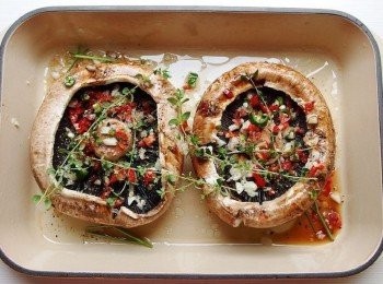 step3: 準備一個大烤盤,將波特菇放入烤盤裡,將一半的香草末及蒜頭辣椒末都放在波特菇上,淋上橄欖油及紅酒醋和白酒,撒上海鹽,烤箱設定200度c烘烤20-25分鐘。亦可使用平底鍋香煎,倒入適量的橄欖油,放入波特菇兩面煎至焦香,再放入蒜頭辣椒拌炒爆香,加入白酒及紅酒醋煮至酒精揮發,撒上海鹽及香草即完成