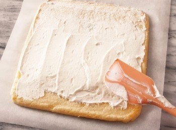 step9: 將鮮奶油霜塗抹在8的蛋糕上。