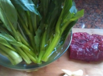 step1: 菜心洗淨後，用淡鹽水浸泡30分鐘，蒜和姜去皮，牛肉洗淨。