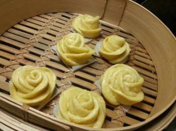 step8: 將玫瑰花饅頭放在牛油紙上,放上蒸架發酵1小時,再用中大火蒸15分鐘即可