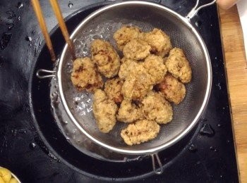 step10: 炸好的排骨最好靜置一小時再回鍋作二次油炸，這樣比較脆
把一次油炸的油先用隔篩隔一隔掉下的蕃薯粉，再重新燒熱
把排骨一次全部下鍋作二次油炸，大概3分鐘，輕敲是脆硬的就可撈上來隔油備用