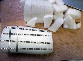 step1: 將蘿蔔切小塊狀，