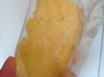 step1: （菠蘿冰）先將鮮菠蘿去皮挖起菠蘿肉上的每根釘切片浸鹽水取出澀乾水份入袋，雪上冰格至硬成為雪葩便可取出享用