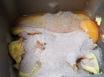 step2: 所有材料放入麵包機內。