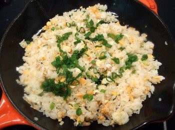 step12: 快炒好時,加入鹽及黑胡椒粉做調味,最後加入蔥花拌炒一下即完成。