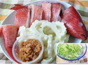 step2: 備料:將石斑切成段狀，苦瓜去籽刮除內膜後切片，取2大匙米釀味增，另外青蔥刨絲後泡水讓其捲曲備用..