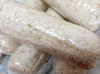 step8: 麥吐司捲好後，用保鮮膜整條包起來，靜置大概5分鐘定型。