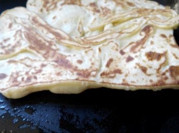 step6: 锅子烧到微热，鍋子裡面倒一點點油，小火煎至表面开始有气泡并且饼可以自由在锅内滑动，這證明饼的反面已经焦黄了，這個時候可以翻面锅煎至熟。