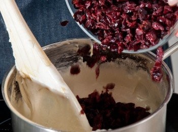 step6: 直到糖果漿完全將材料吸收一團時，便可加入紅莓及杏仁，再次用大木匙不停拌到材料果粒平均分佈至糖果粉團內(牛軋餅是在這時侯塗上餅乾夾住)