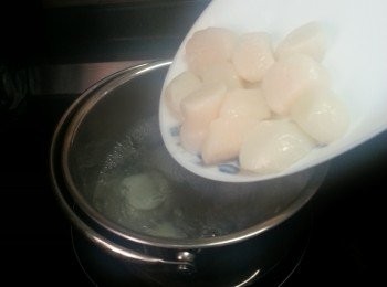 step5: 再將帶子用滾烚約半分鐘即取起,隔去水份(不要烚太耐時間,烚半分鍾作用是炒時不會出水)