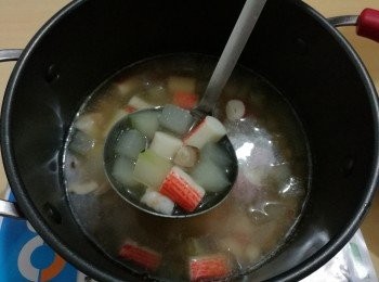 step2: 冬菇用水浸軟，去蒂，然後切粒，浸半小時至一小時。(浸冬菇水不要倒掉。)