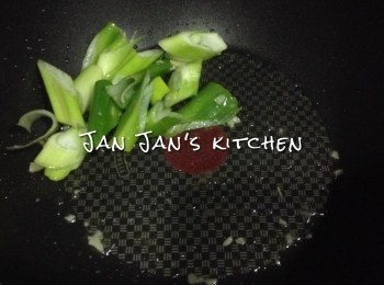 step3: 下油爆香蒜蓉，加入京蔥同炒一會。