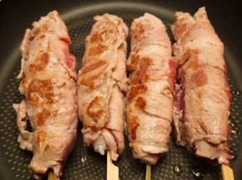 step4: 接著起油鍋，將飯捲下鍋油煎製表面金黃、微焦。