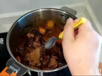 step5: 炸薯和甘荀一同放入咖哩中, 加入另一半份量的水, 加入椰糖, 加蓋小火炆30分鐘