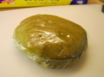 step5: 取出麵團整成圓扁狀，以保鮮膜包覆後冷藏30分鐘