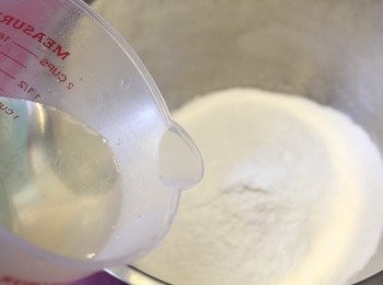 step2: 糯米粉放入大碗中，慢慢加入玫瑰花水搓成粉糰(水份要逐少加入，今次我用了200g)。