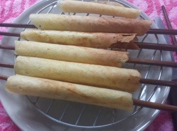 step10: 將蛋卷放架上放涼後即可食用。