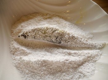 step2: *魚身沾濕蛋液後裹上樹薯粉。