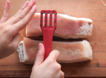 step3: 豬皮上戳洞，洞越密，豬皮越脆