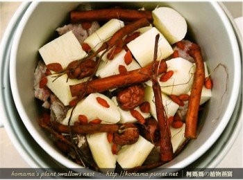 step4: 將枸杞、紅棗與丹蔘用清水洗淨後，也放入至電鍋中。