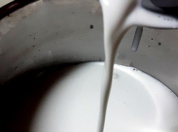 step19: 另起鍋，加入一罐農椰漿小火煮滾