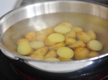 step1: 先將小馬鈴薯洗乾淨後，切一半，然後放在一煲大滾水中，加3/4湯匙鹽，以中火煮大約8至10分鐘，煮至剛剛熟，可用筷子或竹簽嘗試穿入，如可穿過馬鈴薯，便表示足夠熟。