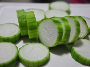 step1: 將絲瓜削皮後切成圓圓一片片~