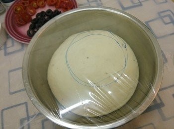 step3: 把麵糰滾圓放入粉盆，蓋上保鮮紙發酵至兩倍大。