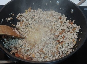 step5: 灒紹興酒炒出香味，下所有調味料和水煮滾。