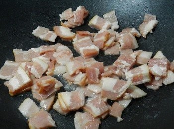 step5: 鍋子熱後，先下培根，可逼出多餘的油脂