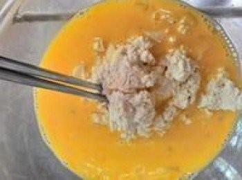 step2: 將蛋打成蛋液加入壓成泥狀的豆腐攪拌均勻