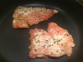 step3: 免油煎豬頸肉, 先用中大火煎香表面, 再用細火慢慢煎熟豬頸肉。