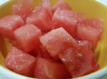 step2: 西瓜切方形備用。