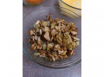 step2: 平底鍋裡放油，放入洋蔥和火腿炒至焦香，備用 p/s 炒香期間可以加入少許的黑胡椒添加香味