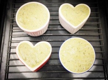 step8: 接著將麵糊滿滿的裝進烤碗中，刮去多餘的份量讓表面呈現光滑的樣子。接著放入預熱190度烤箱烤約15分鐘即完成 ❤