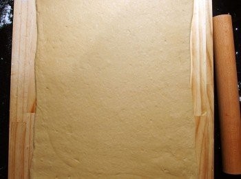 step8: 薄麵皮再以三摺方式黏合,再桿開及桿平,讓麵團確實壓平呈細緻狀,這樣成品比較不會有氣泡孔。