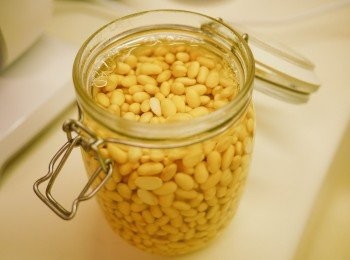 step1: 黃豆預早一晚洗乾淨, 用清水浸過夜