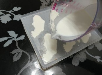 step8: 取出糕模， 將白色粉將倒進模內;