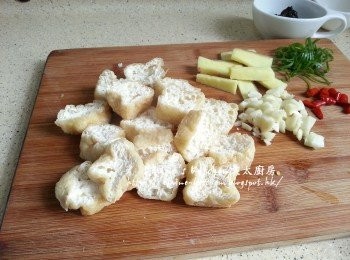 step4: 盛起放入大碗內沖一沖洗乾淨再倒去水份 , 豆卜待涼後渣乾水份再切半