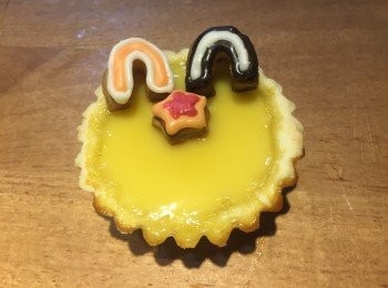 step17: 剩餘的麵團，還可以用模具壓出形狀後，放入焗爐焗7分鐘，提出後待回溫一回後，用朱古力筆加添顏色於曲奇面，作為特別的裝飾呢！