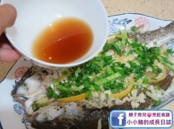 step6: 蒸好之後就可以蒽粒灒油，然後加入汁，就食得啦~~