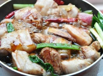 step9: 將醬油與素蠔油加入鍋中滾煮，再放入適量的冰糖與黑糖及米酒轉中火滾煮約15分鐘起鍋