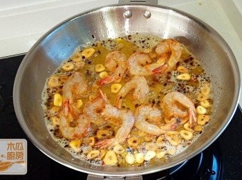 step6: 加入蝦煎至一邊轉色時熄火