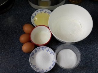 step1: 准備好材料，低筋麵粉提前過篩