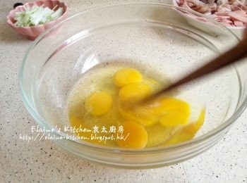 step4: 雞蛋打入大碗中打散備用