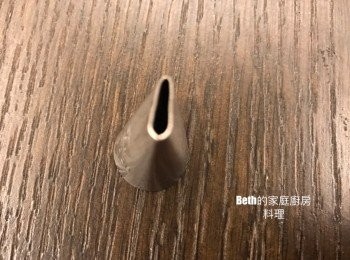 step3: 蛋糕進烤箱時製作康乃馨花的奶油奶酪，準備一個擠花嘴及擠花袋；擠花嘴是用上細下寬的中型擠花嘴