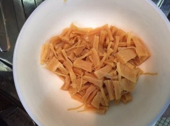 step2: 2)其他材料切粒, 白鑊炒香臘味及冬姑盛起