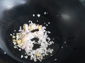 step2: 大火燒熱油鑊，先將紅蔥頭炒香。