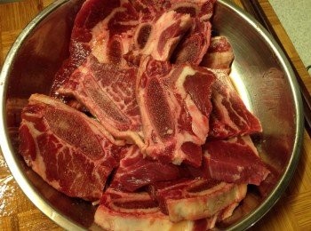 step1: 牛仔骨解凍後切件, 用醃料醃15分鐘