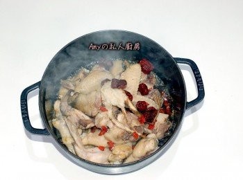 step3: 放入冰糖和倒入浸泡的當歸枸杞及紅棗